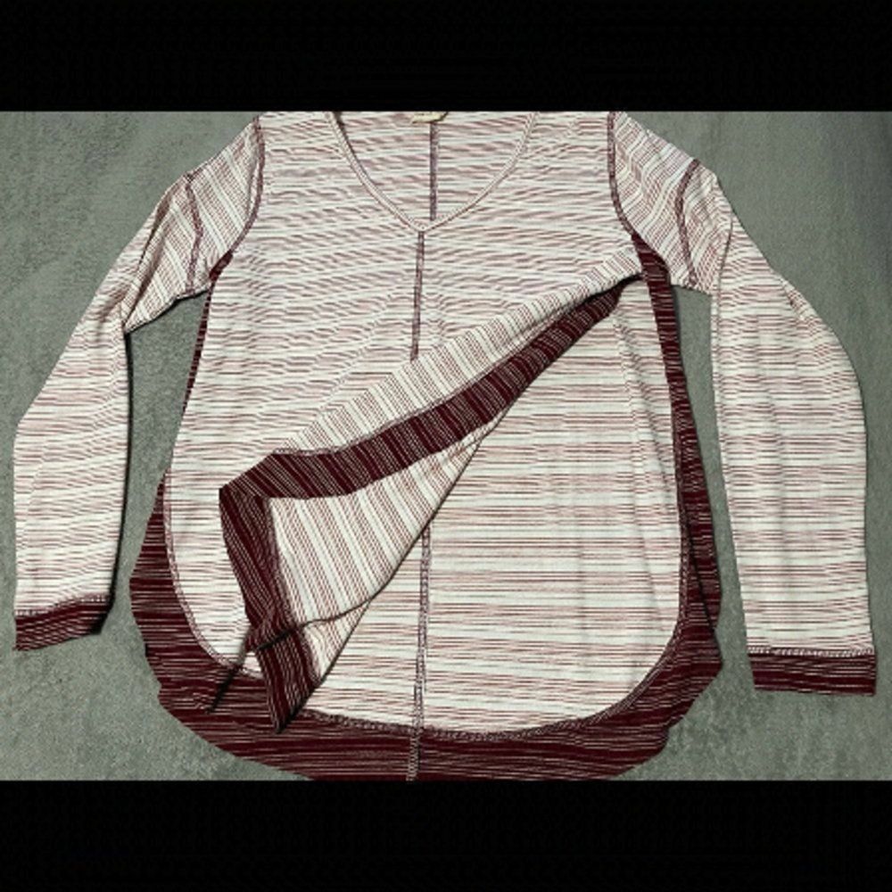 HEM & Thread v-neck long sleeve with open sides size L. Very good condition.